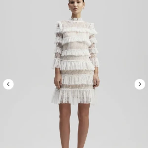 By malina klänning - Säljer nu min fina studentklänning som jag endast använt en gång, älskar verkligen denhär klänningen men kommer inte använda den något mer. Storlek S, nypris 2800 men säljer för 1300💕💕😇 vid snabb affär kan jag tänka mig gå ner i pris