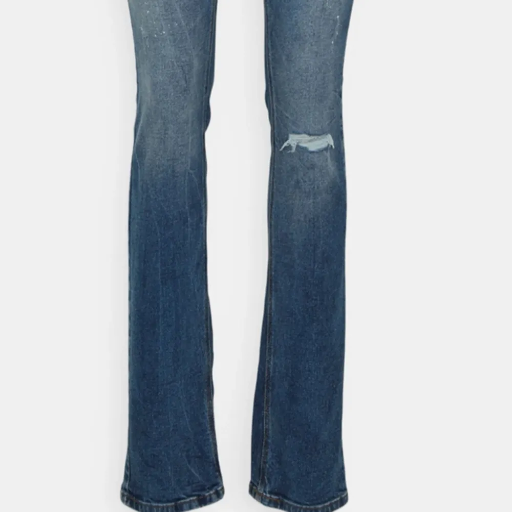 Säljer mina eftertraktade och slutsålda lowwaist ltb jeans. Köpte dom för bara någon vecka sedan men har nästan aldrig kommit till användning och därför säljer jag dom. Som sagt är de i nyskick och har inga defekter alls!  Hör av er om ni har frågor!❤️ . Jeans & Byxor.