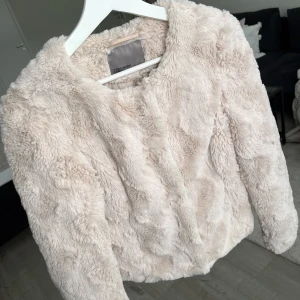 Jacka stl XS - Säljer denna fina jacka i strl XS. Endast använd 2 gånger 