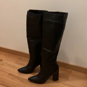 Höga stövlar med klack - Jätte fina höga stövlar med klack som tyvärr ska säljas då dom inte kom till användning så mycket.  Storlek 38 