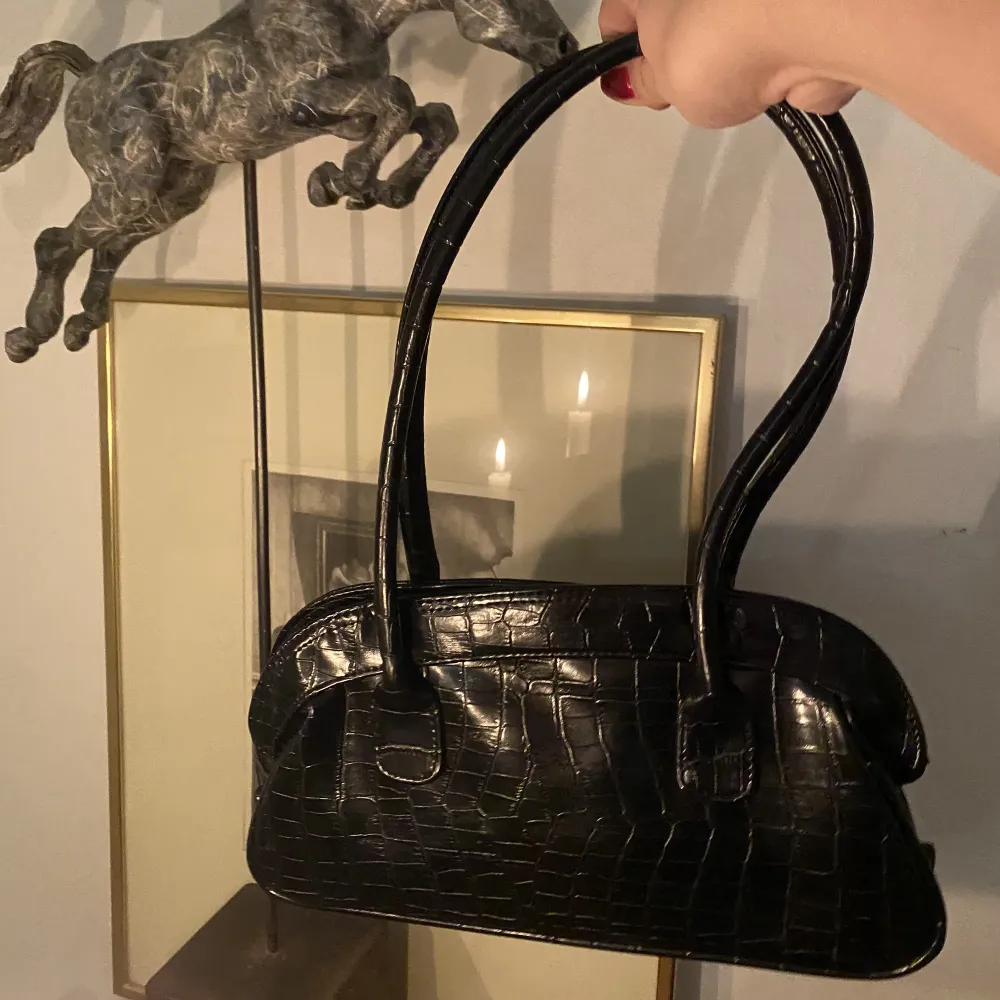 Säljer denna superfina klassiska svarta väska!!💓💓 Stilren men fortfarande något som inte alla har! Passar till allt💓💓💓🙌🤩Obs! Just nu på luftning då den luktar rök!. Väskor.