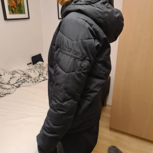 Peak jacka - En fin vinter jacka från peak performance i storlek s. Jag har endast använt den vinter. Passar bra som skidjacka då den har en fick på arm för att kunna ha liftkort i. Skriv vid frågor Köparen står för frakten