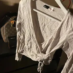 Jättefin omlott tröja i storlek S! Endast testad, skrynklig pga att den legat i lådan men går att stryka såklart!💓💓💓