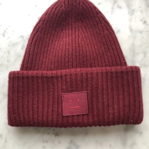 Vinröd acnemössa  - Acne mössa!!😍 Nypris: 1600kr