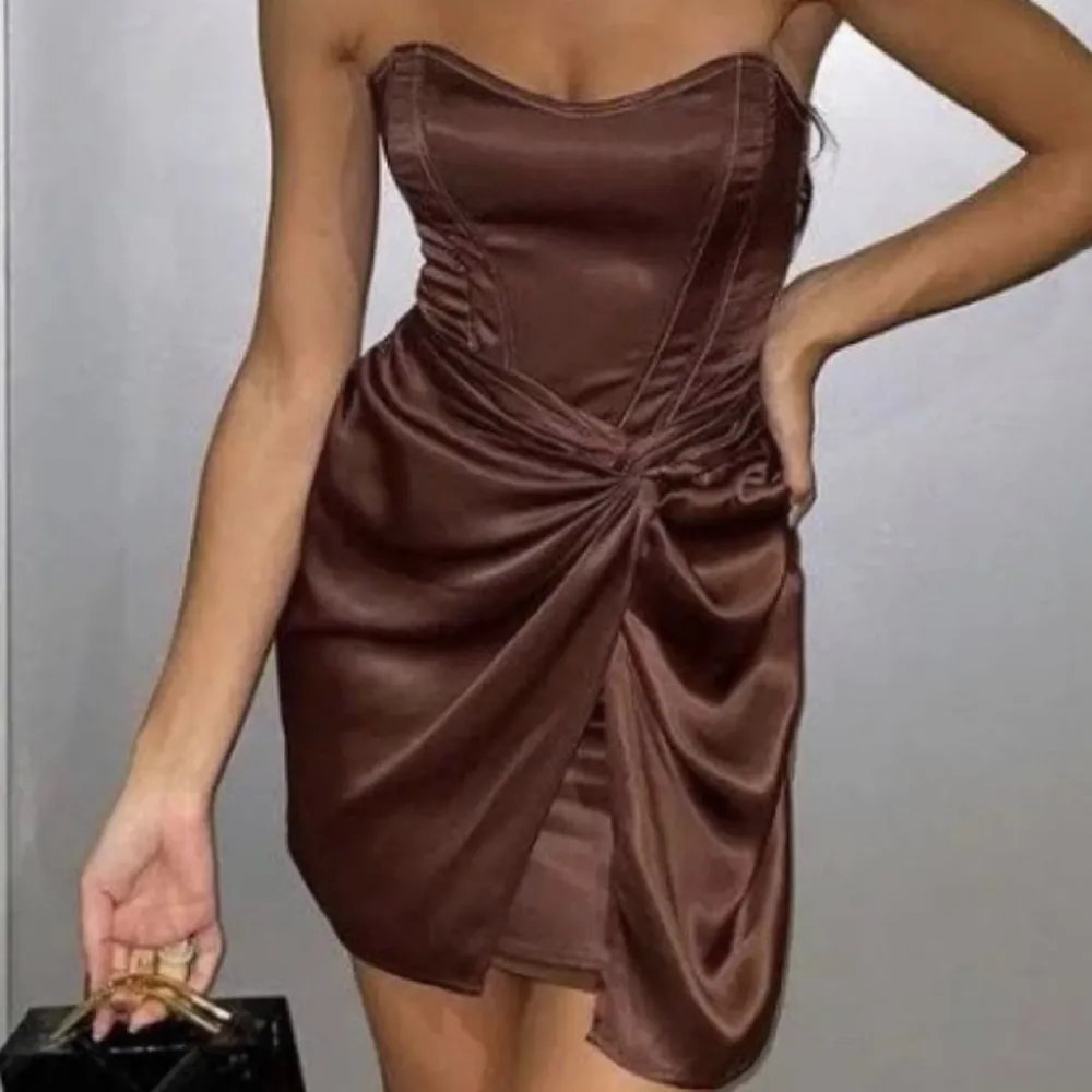 Snygg satin klänning i brun från Zara🤎🤎aldrig använd    (INTE MINA BILDER). Klänningar.