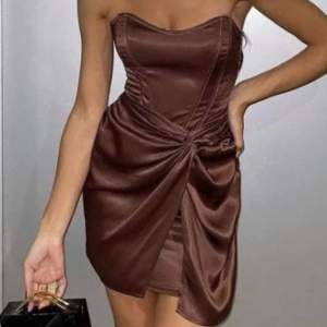 Snygg satin klänning i brun från Zara🤎🤎aldrig använd    (INTE MINA BILDER)