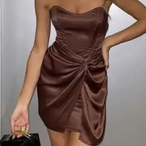 Snygg satin klänning i brun från Zara🤎🤎aldrig använd    (INTE MINA BILDER)