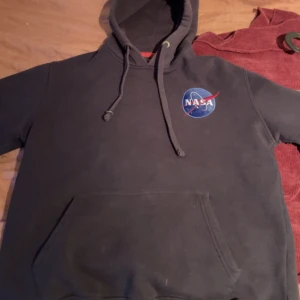 Alpha industri hoodie  - Varan är i storlek M lite solblekt och i använd skick men fortfarande en fungerade hoodie 