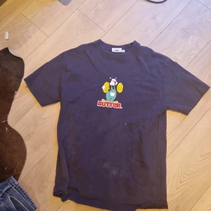 Butter T-Shirt - Skick 8.5/10 Ett hål på baksidan, säljer då den är för stor