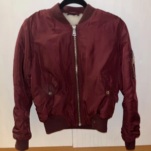 Bomberjacka med fordring  - Använd men i fint skick, vinröd i storlek Petite 36