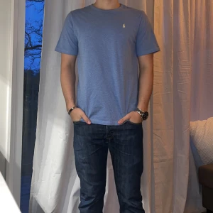 Ralph Lauren t-shirt  - Säljer en ritkigt snygg Ralph Lauren t-shirt i storleken S/M. Väldigt fint skick! Modellen på bilderna är 175 cm.   Skriv gärna för mer info och bilder!