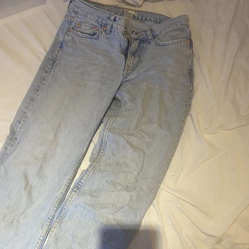 Säljer dessa jeans från Gina då de blivit för små! De är köpta för ungefär 1 år sedan och nypris är runt 500kr💗. Jeans & Byxor.