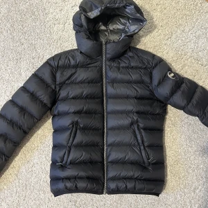 Colmar jacka - Colmar jacka i strl 40, motsvarar ca xs/s i italiensk storlek. Jackan har inga tecken på användning. Köptes for ca 5000 säljer för 2500