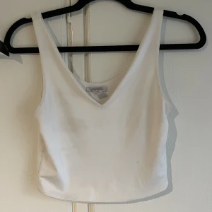 Vit topp - Vit topp från Amisu i storlek S. Sparsamt använd🌸