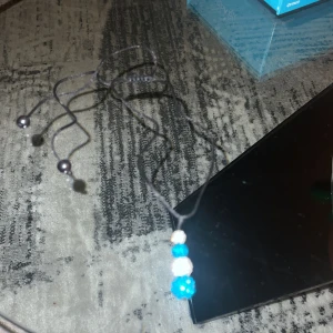 Halsband - Justbar halsband, ger sommar vibe, helt ny, har alla pärlor på plats, använd gärna köp nu💋