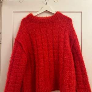 Röd ”lurvig tröja”från H&M Storlek: S (oversized i modellen)  Material: 69 % polyester, 27% elastan, 4% wool  Skick: Som ny - använd ett par gånger så fint skick, utan anmärkning.  