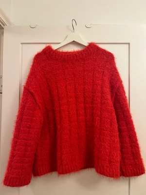 Röd härlig tröja!  - Röd ”lurvig tröja”från H&M Storlek: S (oversized i modellen)  Material: 69 % polyester, 27% elastan, 4% wool  Skick: Som ny - använd ett par gånger så fint skick, utan anmärkning.  