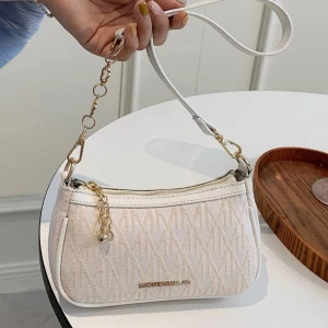 Jätte fin vit väska med gulddetaljer - Helt oanvänd väska från shein, jätte söt o får plats med realtivt mycket, skriv för fler frågor🫶🏽 nypris 137