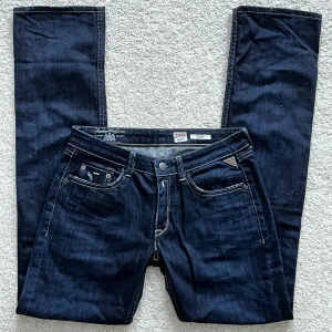 Replay jeans - Fint skick Replay jeans köpta secondhand🪷skriv gärna för fler bilder eller frågor🖤står ej för frakt