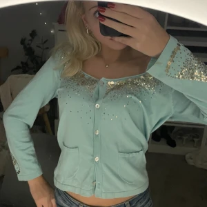 Jättefin blå kofta 💙 - Jättefin blå kosta med guldiga paljetter på från Filippa K! ❤️