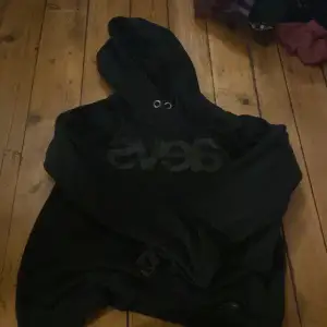 Oversize hoodie som saknar snörning men är i bra skick överlag 