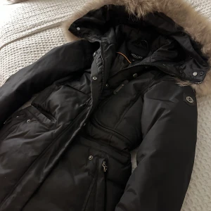 Vinterjacka - Det är en knappt använd jacka, då jag fick den vid något tillfälle men nästan aldrig använt tyvärr. Otroligt varm och perfekt inför vintern 