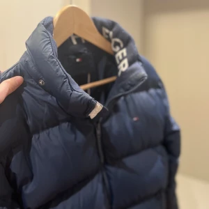 TOMMY HILFIGER JACKA - Riktigt snygg Tommy Hilfiger jacka som kommer hålla dig varm i vinter. Använd 3 gånger. Skick 9/10. 