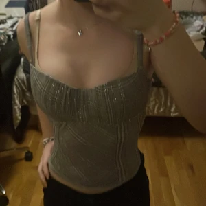 Vintage korsett/topp - Säljer denna vintage korsett/topp från Intimissimi! Såå fin och ger lite gossip girl vibes. 😍 Hör av dig vid frågor/intresse. Postar eller möts upp. ❤️