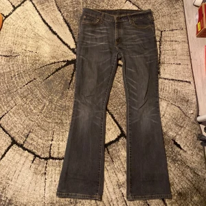 Flared jeans - Säljer dessa lev’s 529 som har flared/bootcut passform. Skick 8/10 (lite av Lappen saknas). Skriv järna vid minsta lilla fundering!