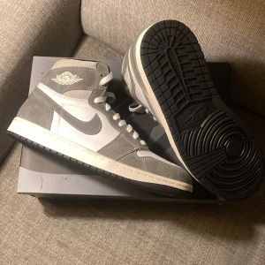 Jordan 1 Washed Black  - Säljer dessa Jordan 1! Sprillans nya aldrig använda. Stl 44 box+ extra laces följer med. Köpta på SNS raffle, digitalt kvitto finns.  100% äkta såklart!