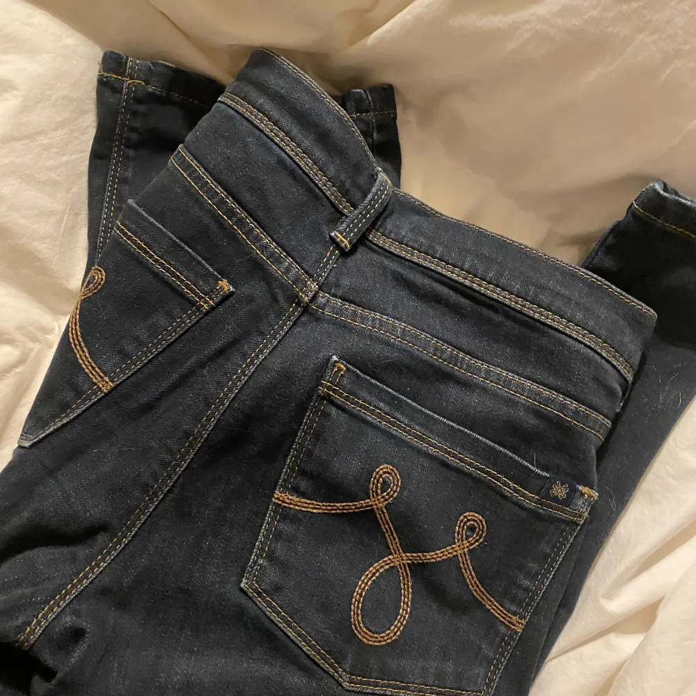 Säljer pga att de är lite små för mig. Från mamma köpta på 20talet, jätte fin färg😍😍😍. Jeans & Byxor.