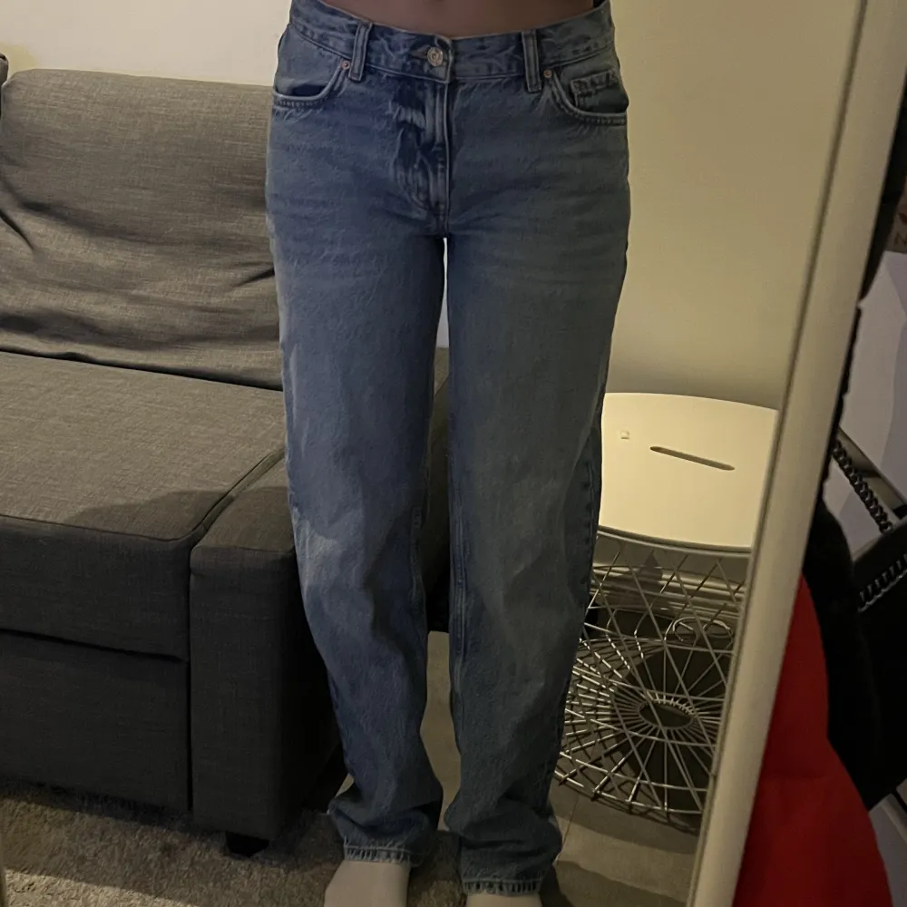 Säljer dessa jeans då jag inte använder dom längre! Inte använt många gånger . Jeans & Byxor.