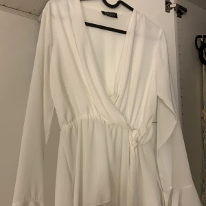 Blus  - Använt en gång, köptes i Italien (Liten fläck, bild 3)🤍