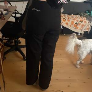 fina, använder aldrig och knappt använda liknar dickies  jag är 173 och de är lite korta skulle säga 170 och ner skulle passa perfekt i längden  (hund hår på sista bilden men tvättar innan ja skickar) 