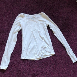 Långärmad tröja - Vit, basic långärmad tröja från Lager 157! Inte mkt använd och därför rätt skrynklig, kan definitivt stryka 🩷superskön, säljer pga för stor 🩷🩵pris diskuterbart 