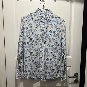 Skjorta från Jack & Jones  - Har ett hål på ena ärmen annars fint skick 