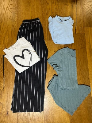 Shein klädpaket - Fina kläder från shein. En byxa, en t-shirt, en tröja, ett set med shorts och t-shirt. Passar mellan 7-12år. #shein #byxa #tshirt #bomull #ljusblå !pris kan diskuteras!