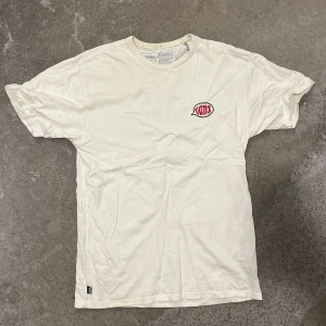 Vans T shirt - Vans T-shirt med en hund på. Storlek Medium.