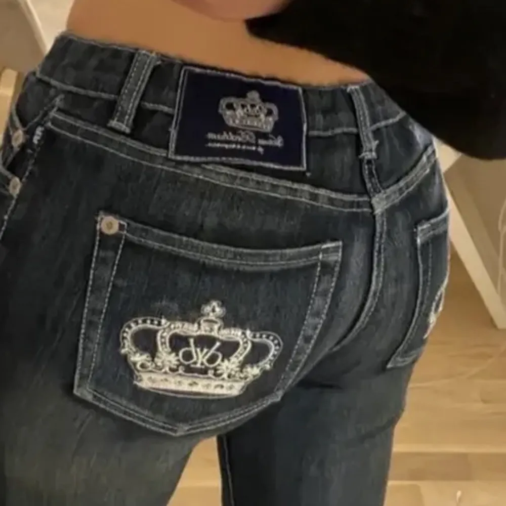 Skit snygga och trendiga lågmidjade Victoria Beckham jeans! Säljer då jag inte får användning av dem då dom sitter lite stort på mig. Hör av er för fler bilder eller om ni har andra frågor!💗. Jeans & Byxor.