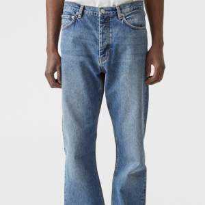 Eftertraktade jeans från hope, modellen heter rush denim o nypris över 2000kr. Har slitningar nedtill, vilket enligt mig inte alls påverkar looken. Högra fickan är ganska trasig men går säkert att fixa! Därav priset