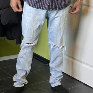 Hollister jeans i storlek W31 L32, använda men inga defekter, pris kan diskuteras 🙌