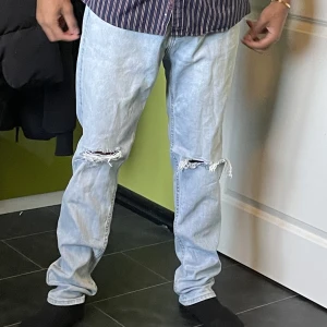 Hollister jeans  - Hollister jeans i storlek W31 L32, använda men inga defekter, pris kan diskuteras 🙌