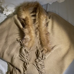 Kofta  - Jättefin kofta med pälskrage! Perfekt för höst & vinter 🥰