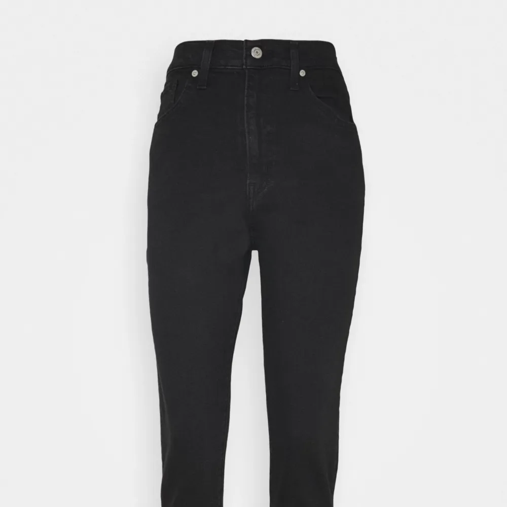 Storlek : 25x27. High wasited Taper jeans.  Aldrig använt, endast testat. Sen har dem bara legat i garderoben.   Pris kan diskuteras vid snabb affär. . Jeans & Byxor.