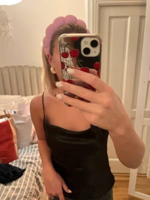 Svart topp - Svart silkes topp med öppen rygg 💖