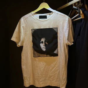 Limitato t shirt - Säljes pga att den är för liten, inga flaws box medföljer! Priset går att förhandla vid snabb affär! 