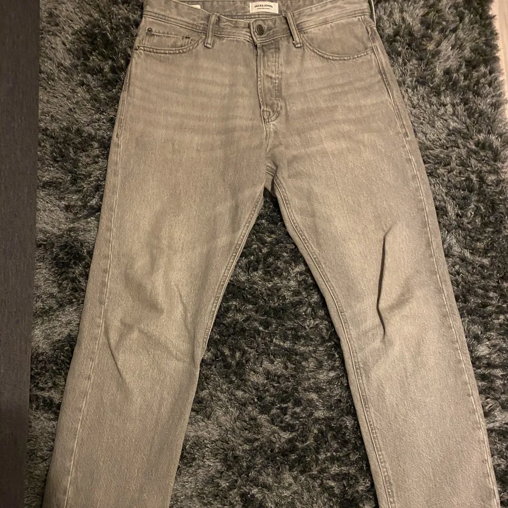 Säljer nu mina goa Jack & Jones jeans i nyskick(används sparsamt Max en månad), 9/10. Storlek 30-32. Vid frågor eller fler bilder är det bara att höra av sig!. Jeans & Byxor.