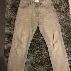 Jack & Jones jeans - Säljer nu mina goa Jack & Jones jeans i nyskick(används sparsamt Max en månad), 9/10. Storlek 30-32. Vid frågor eller fler bilder är det bara att höra av sig!