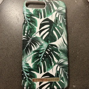 iphone skal - Säljer ett skal från Ideal of sweden för iphone 8+, i väldigt bra skick. Pris: 10 kr