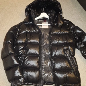 Monclear jacka dam  - Moncler jacka Använd endast 1 gång, köptes 08/10-2022 Storlek 2 s/m  Kvitto finns och allt den kom med. Skriv privat om du vill ha fler bilder. Finns i Haninge